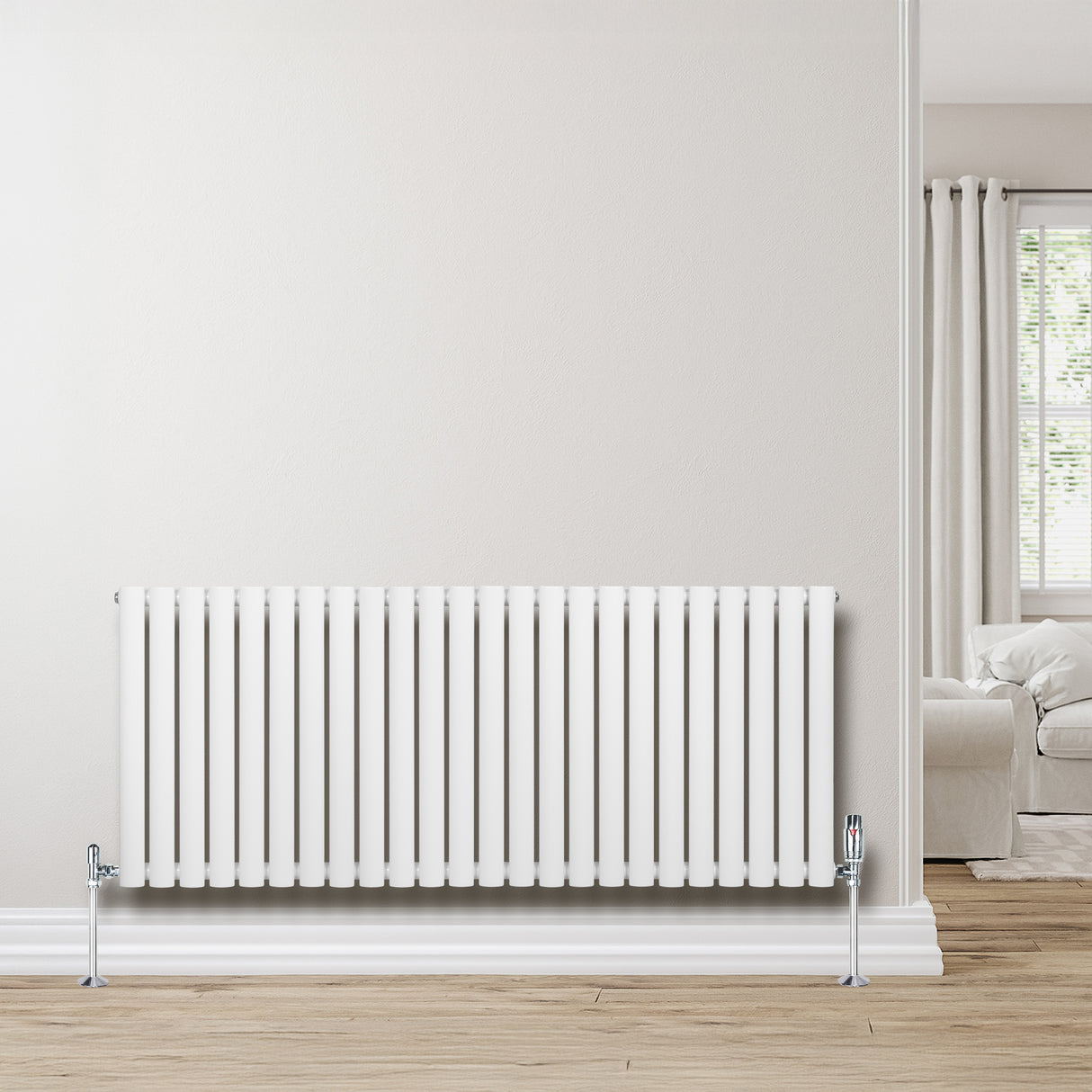 Weißer Gliederheizkörper mit TRV Chromventilen, 600mm x 1440mm, glänzende Oberfläche, moderne Linien, auf Holzfußboden in einem hellen Raum