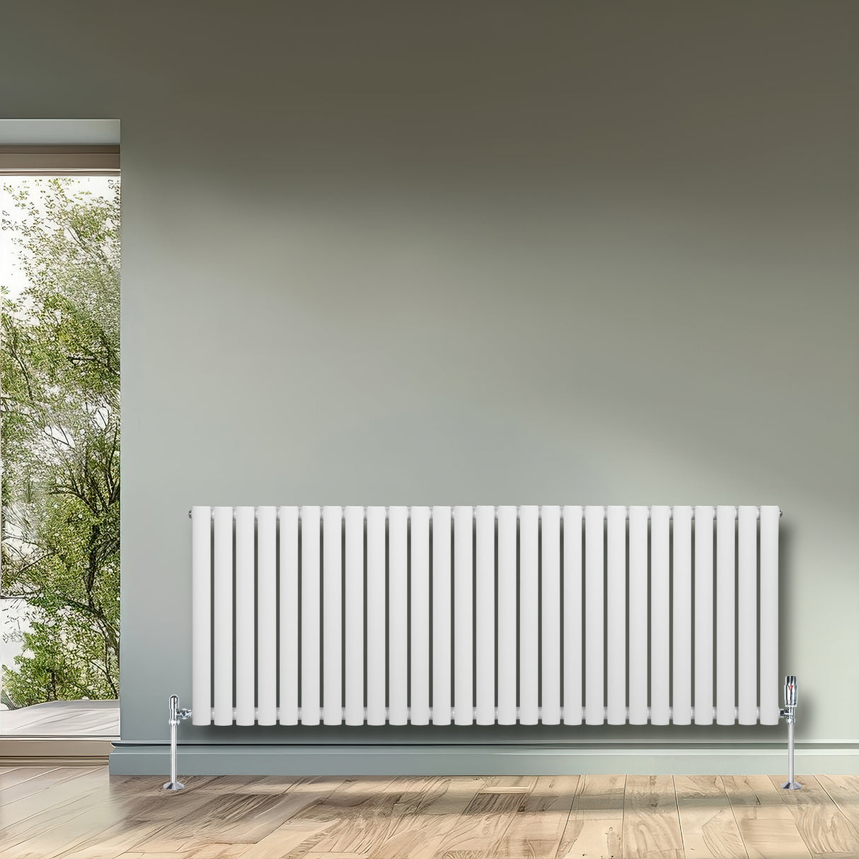 Weißer Gliederheizkörper mit TRV Chromventilen, 600mm x 1620mm, an einer Wand, umgeben von natürlichem Licht und Holzfußboden