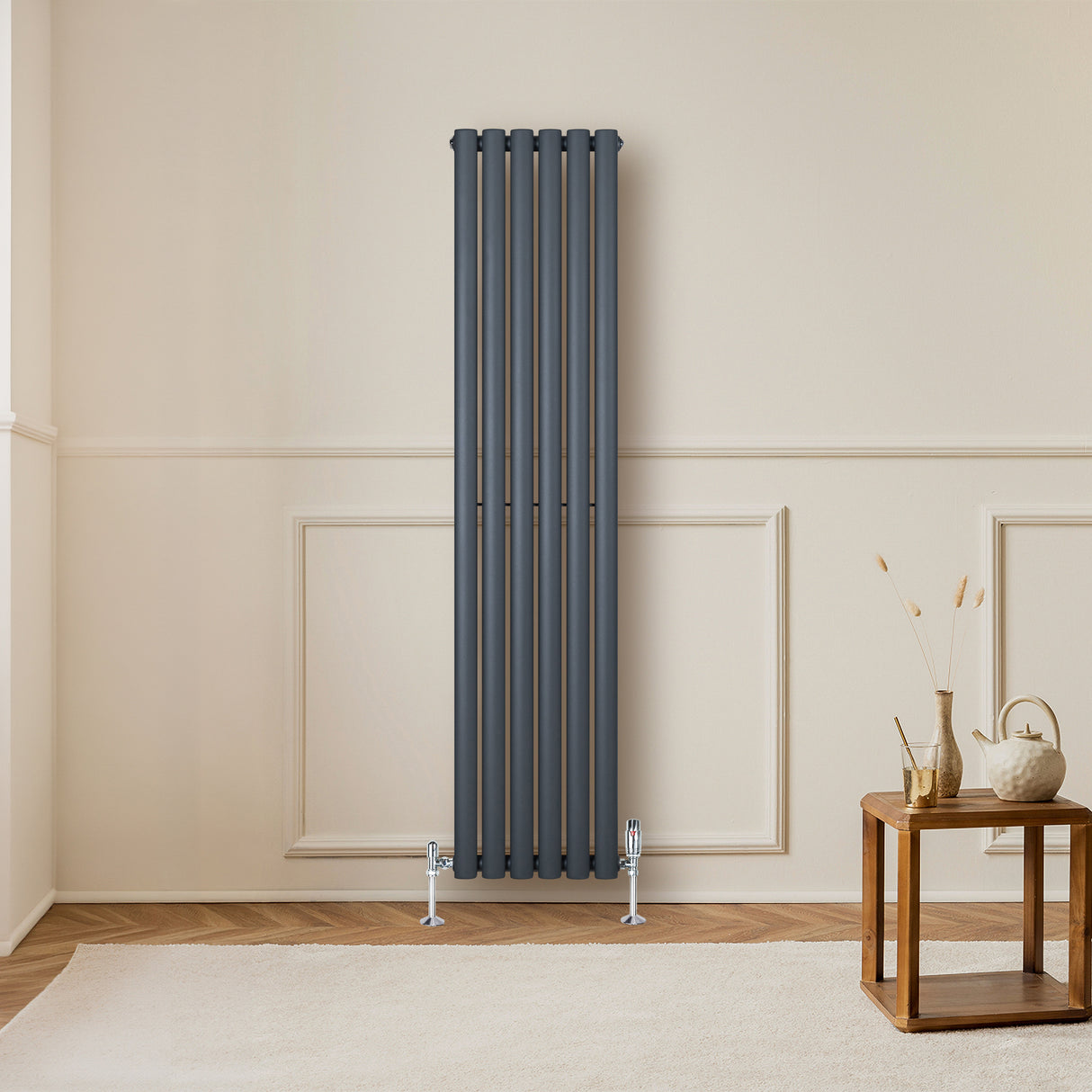 Gliederheizkörper in Anthrazitgrau mit TRV Chromventilen, schlankes Design, vertikale Röhren, ideal für moderne Innenräume, 1600mm x 360mm