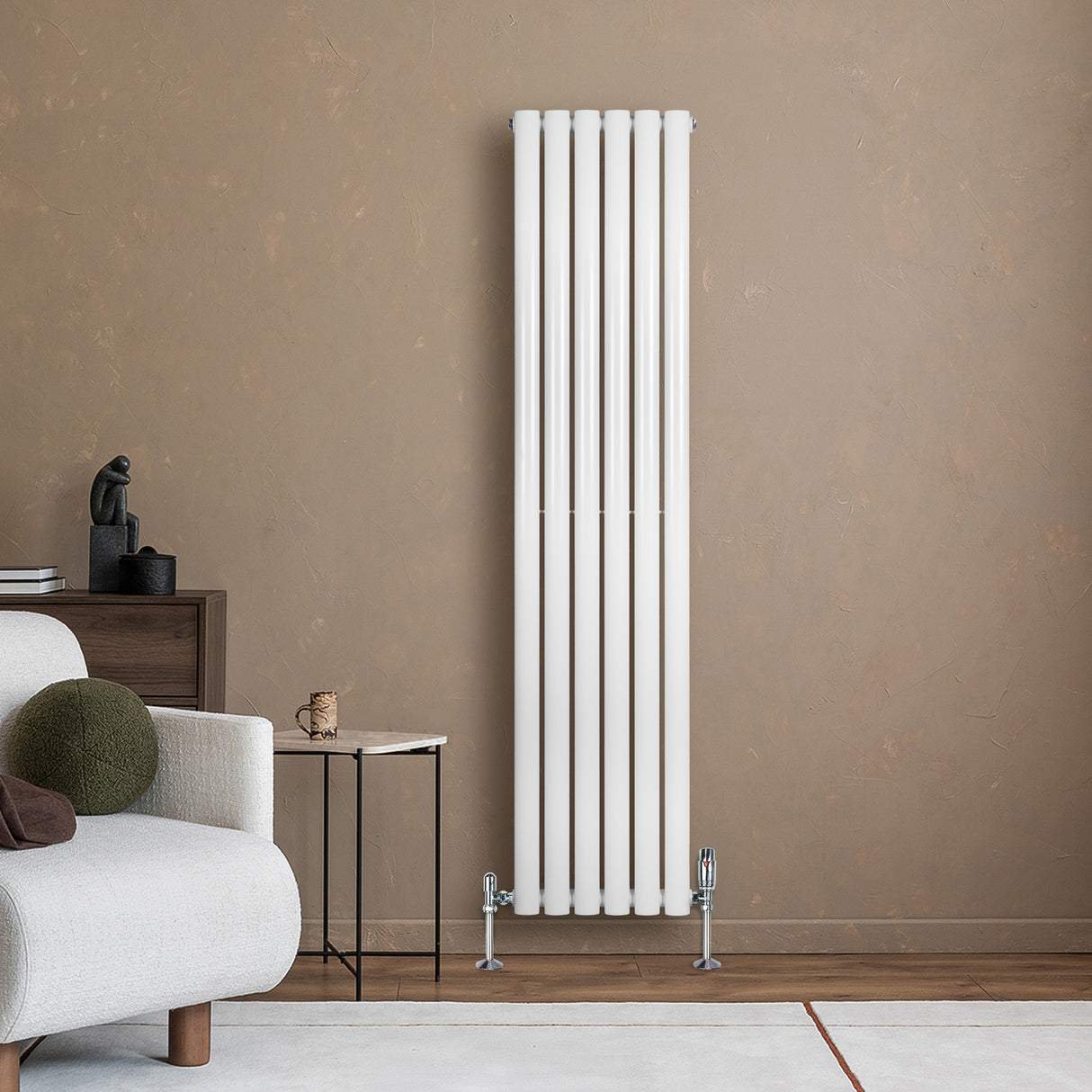 Weißer Gliederheizkörper mit TRV Chromventilen, 1600mm x 360mm, elegant an einer Wand, umgeben von modernem Wohnambiente und Möbeln
