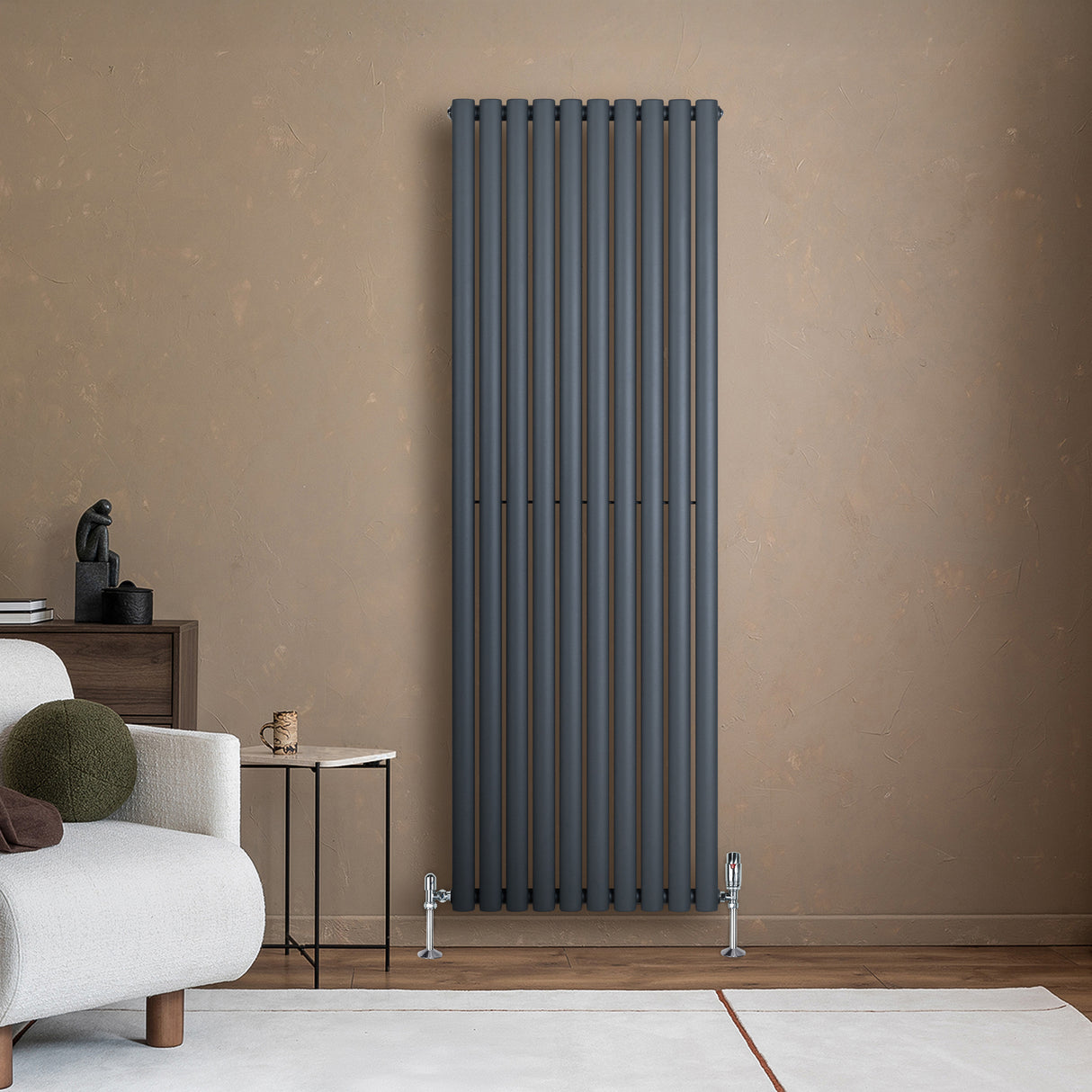 Anthrazitgrauer Gliederheizkörper mit TRV Chromventilen, 1800mm x 600mm, an einer Wand, umgeben von modernem Wohnambiente und Möbeln