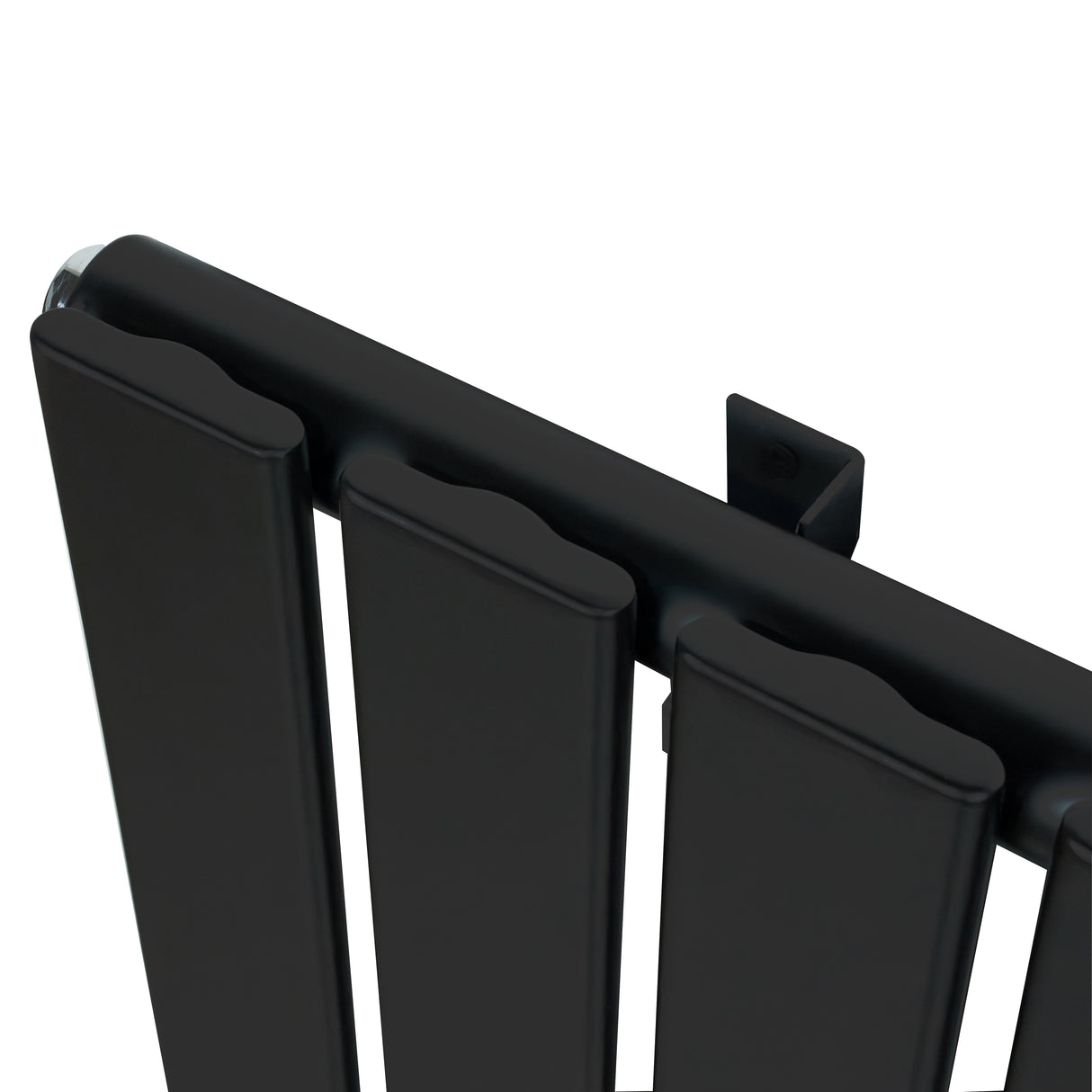 Schwarzer Flachheizkörper mit eleganten, vertikalen Lamellen, 600mm x 700mm, aus robustem Metall, ideal für moderne Innenräume