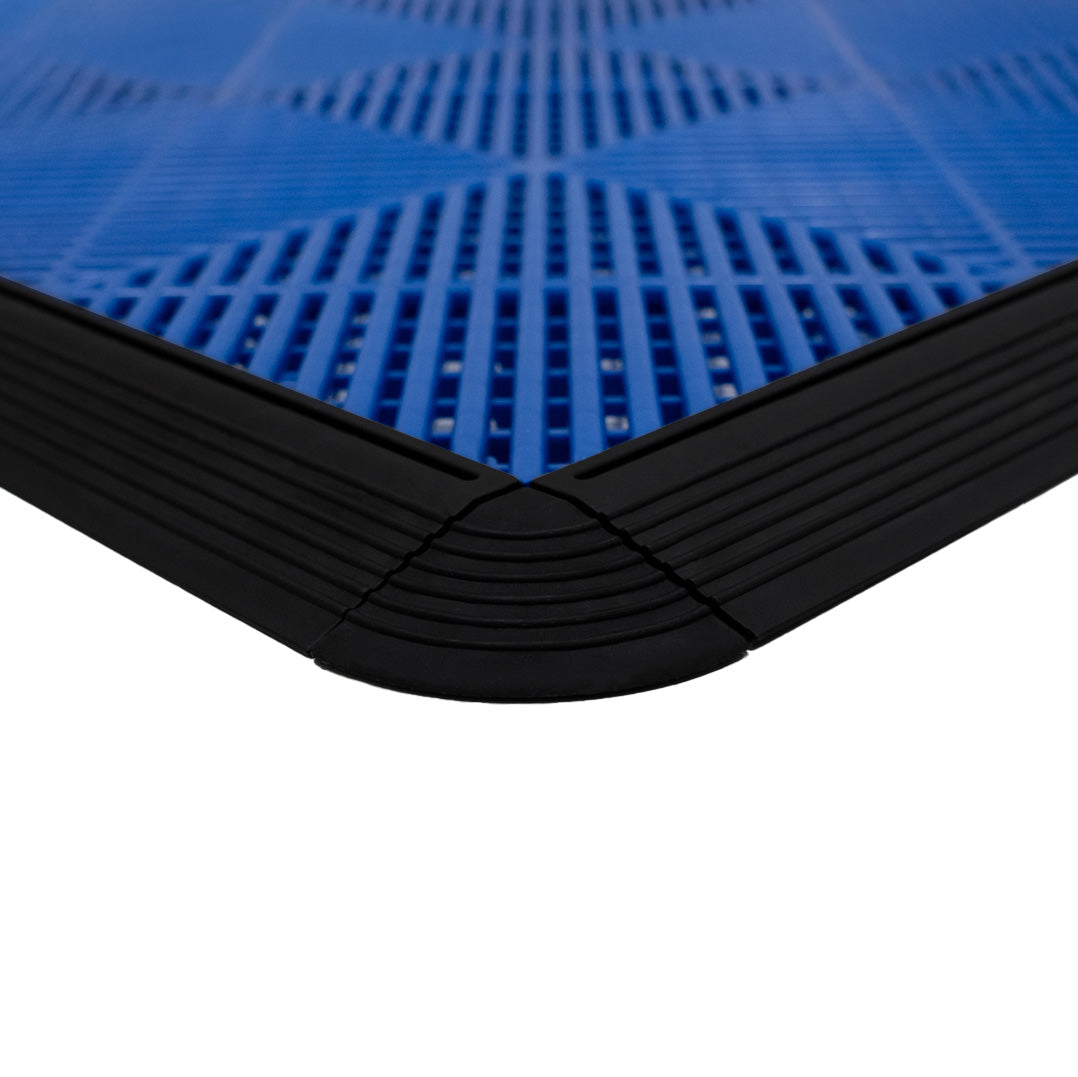 Belüftete Garagenbodenfliesen in lebhaftem Blau mit strukturiertem Muster und schwarzen Kanten, ideal für eine rutschfeste Oberfläche und einfache Installation