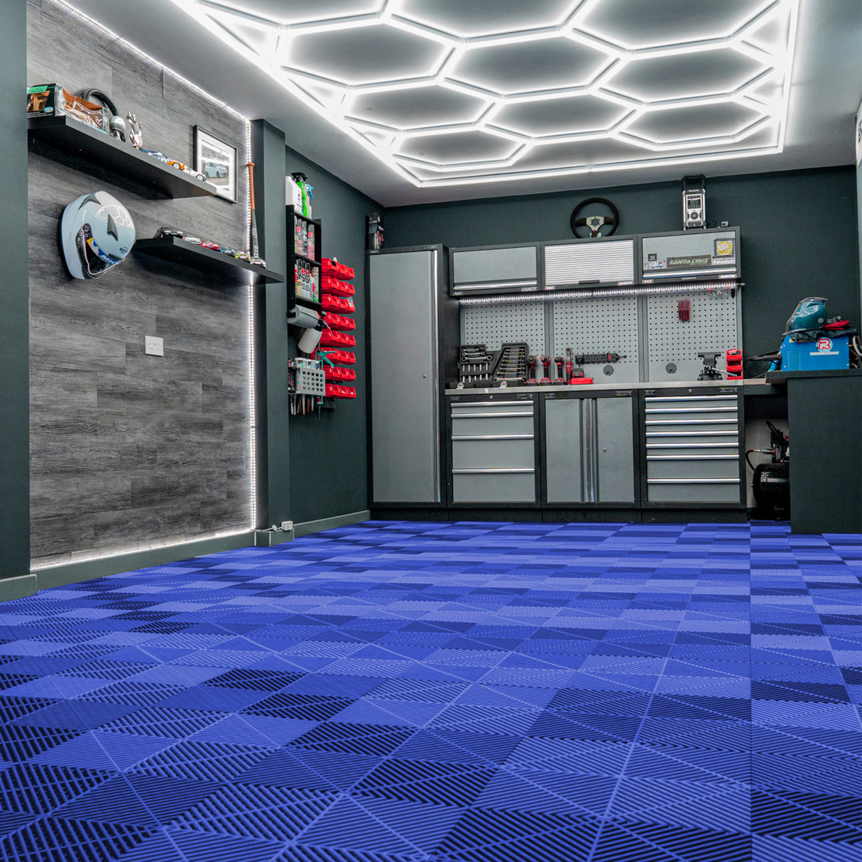 Sechseckige, blau beleuchtete Garagenbodenfliesen mit strukturiertem Muster und Kantenschutz, ideal für eine moderne, funktionale Garage