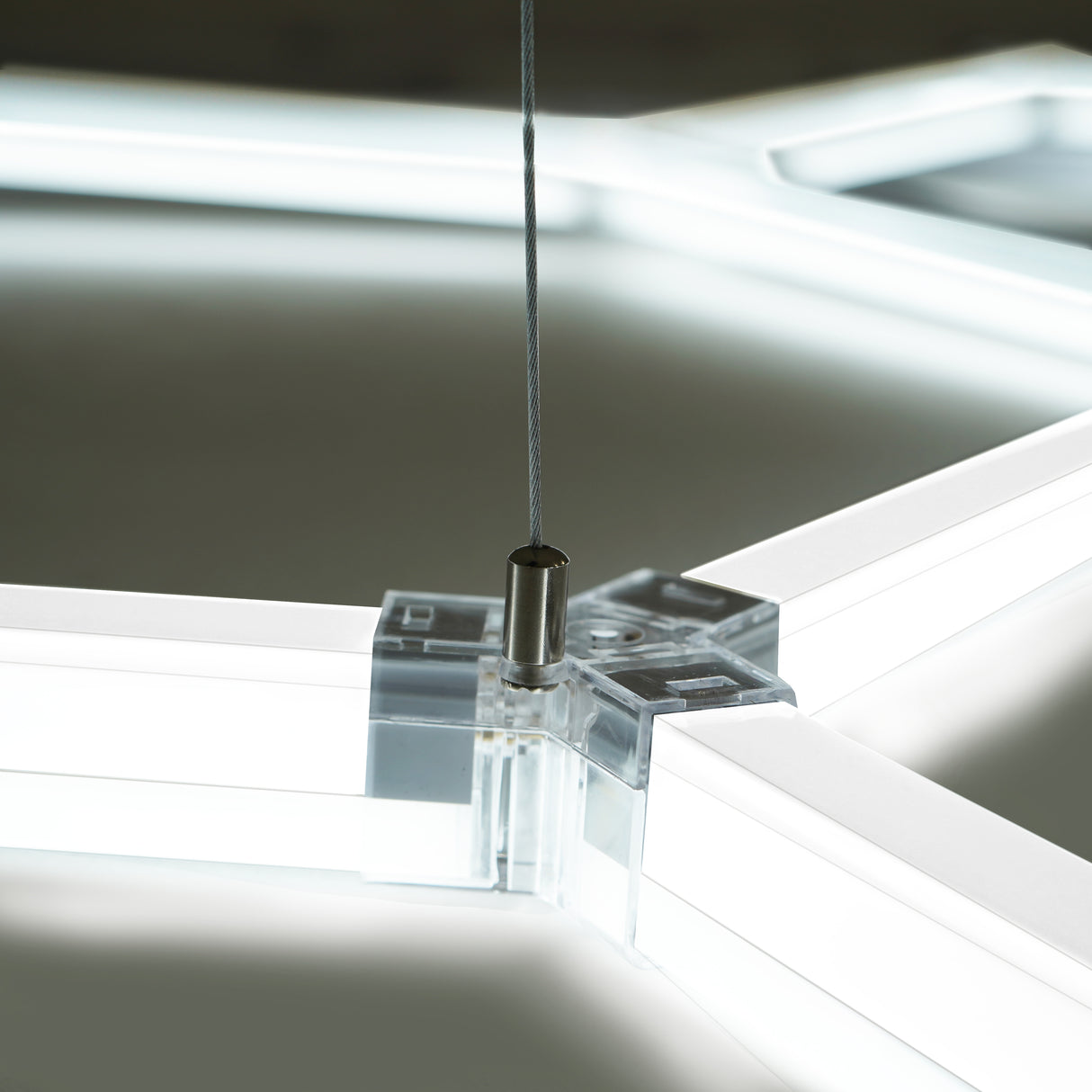 Belüftete Garagenbodenfliesen und sechseckige LED-Leuchten x 225 mit Kanten – Grau