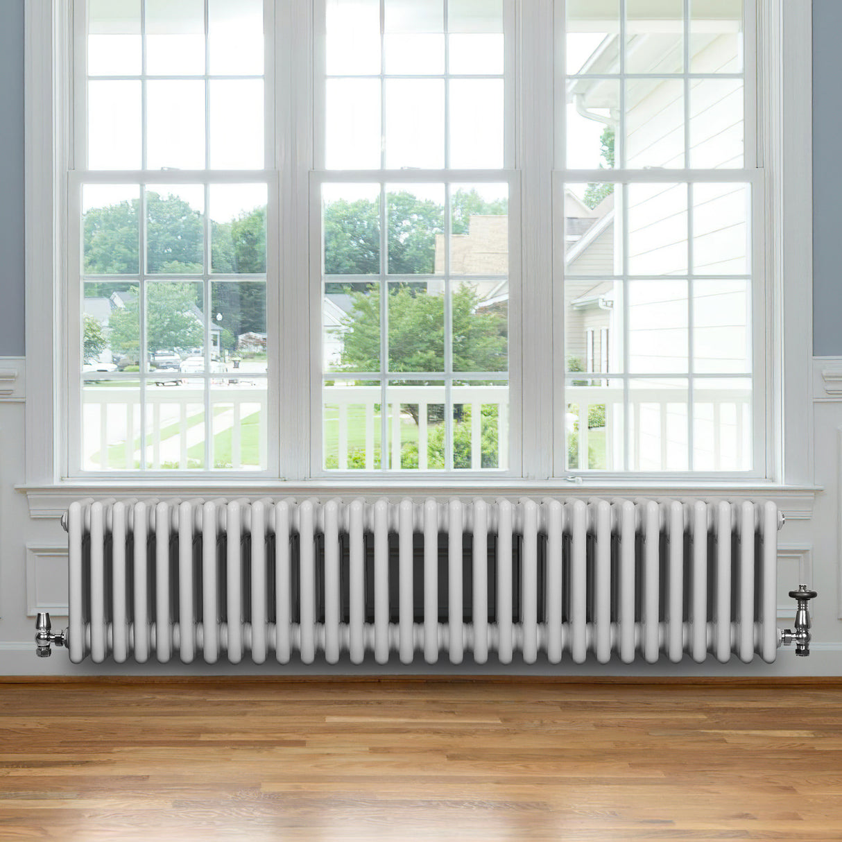 Röhrenheizkörper mit 4 Säulen in Weiß, 300mm x 1370mm, glänzende Oberfläche, elegant und modern, platziert unter einem großen Fenster in einem hellen Raum