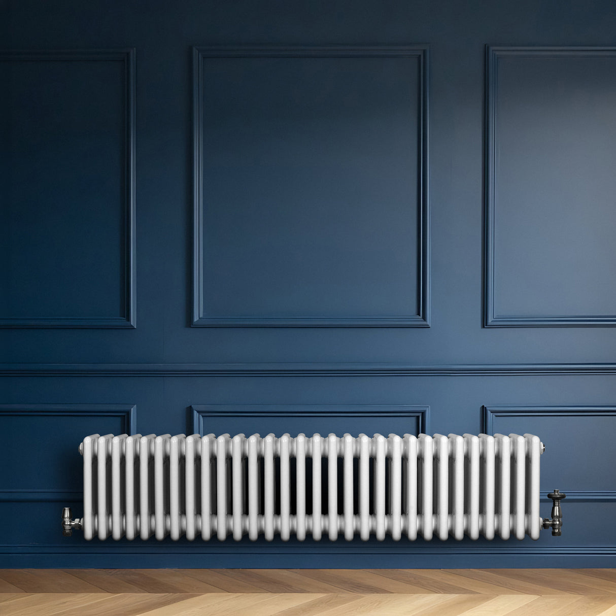 Röhrenheizkörper mit vier Säulen in Weiß, 300mm x 1370mm, elegant an einer blauen Wand montiert, mit glatter, glänzender Oberfläche und klassischem Design
