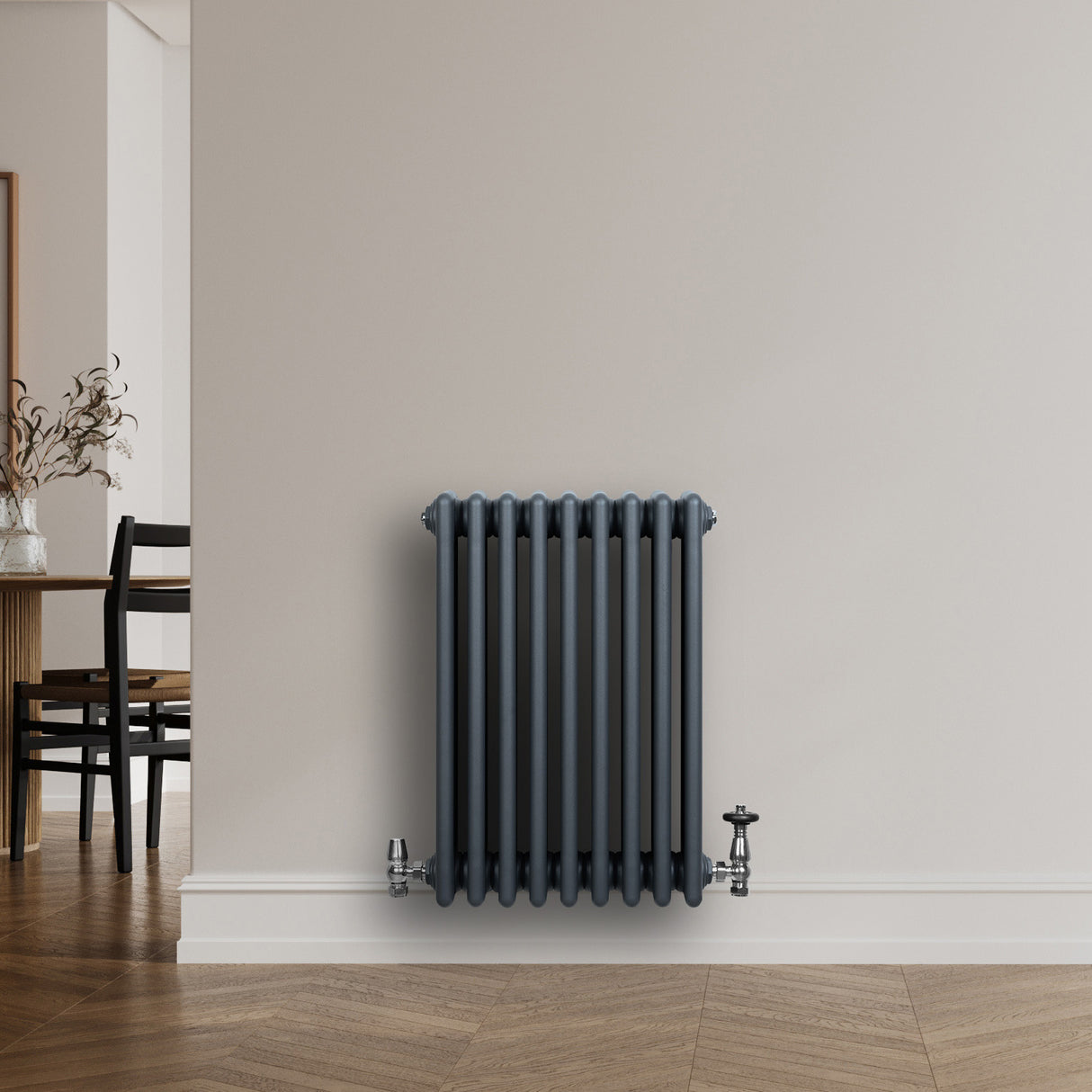 Röhrenheizkörper mit vier Säulen in Anthrazitgrau, 600mm x 425mm, glänzende Oberfläche, modern und elegant, montiert an einer hellen Wand in einem stilvollen Raum