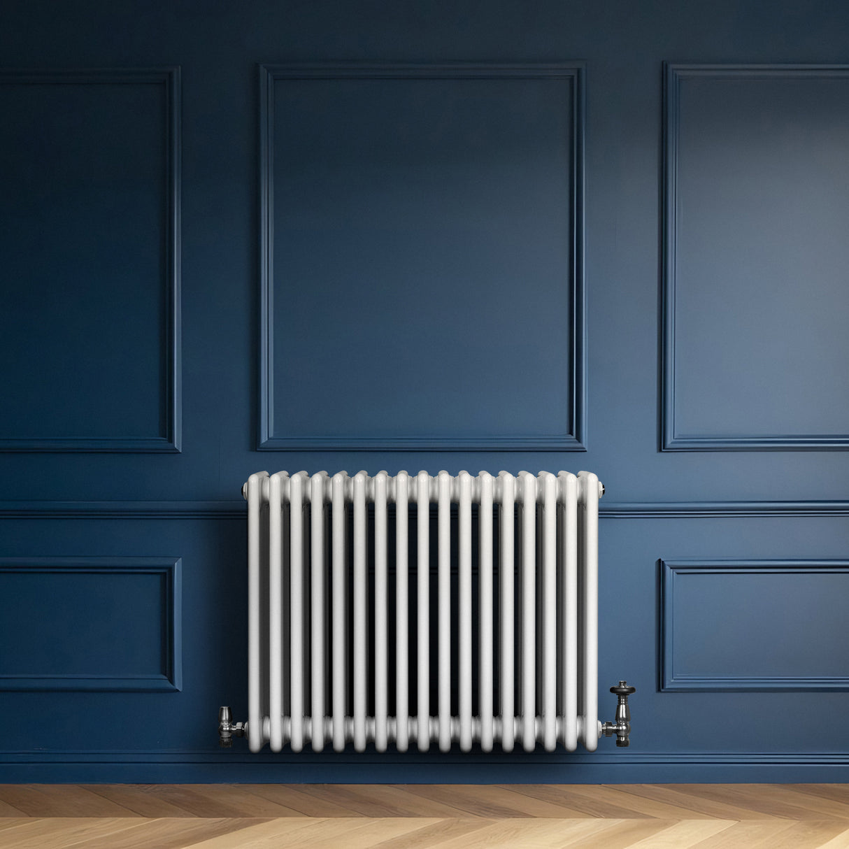 Röhrenheizkörper mit 4 Säulen in Weiß, 600mm x 425mm, elegant an einer blauen Wand montiert, ergänzt durch einen modernen Holzfußboden