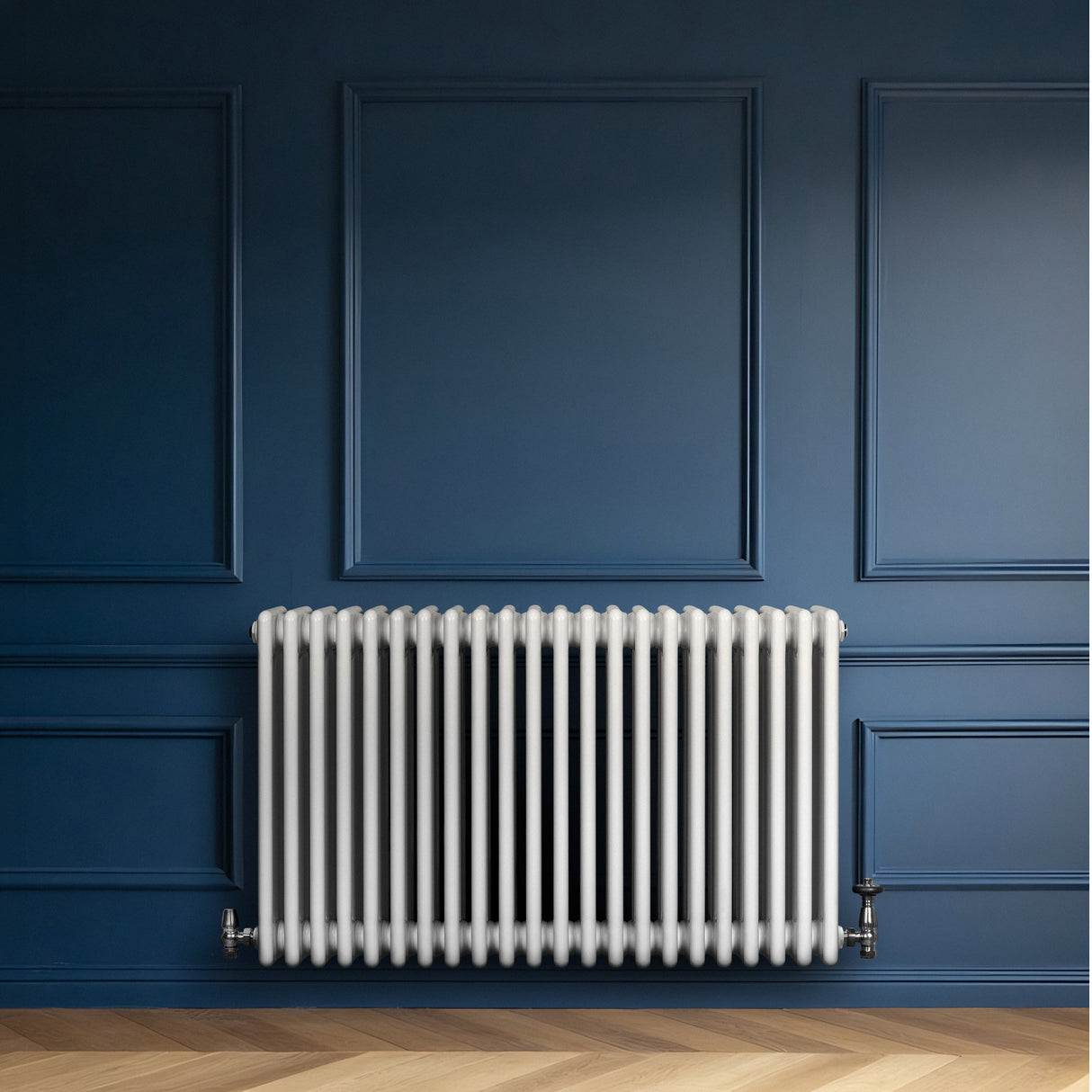 Röhrenheizkörper mit vier Säulen in elegantem Weiß, 600mm x 1010mm, an einer blauen Wand, verleiht modernen Räumen Wärme und Stil