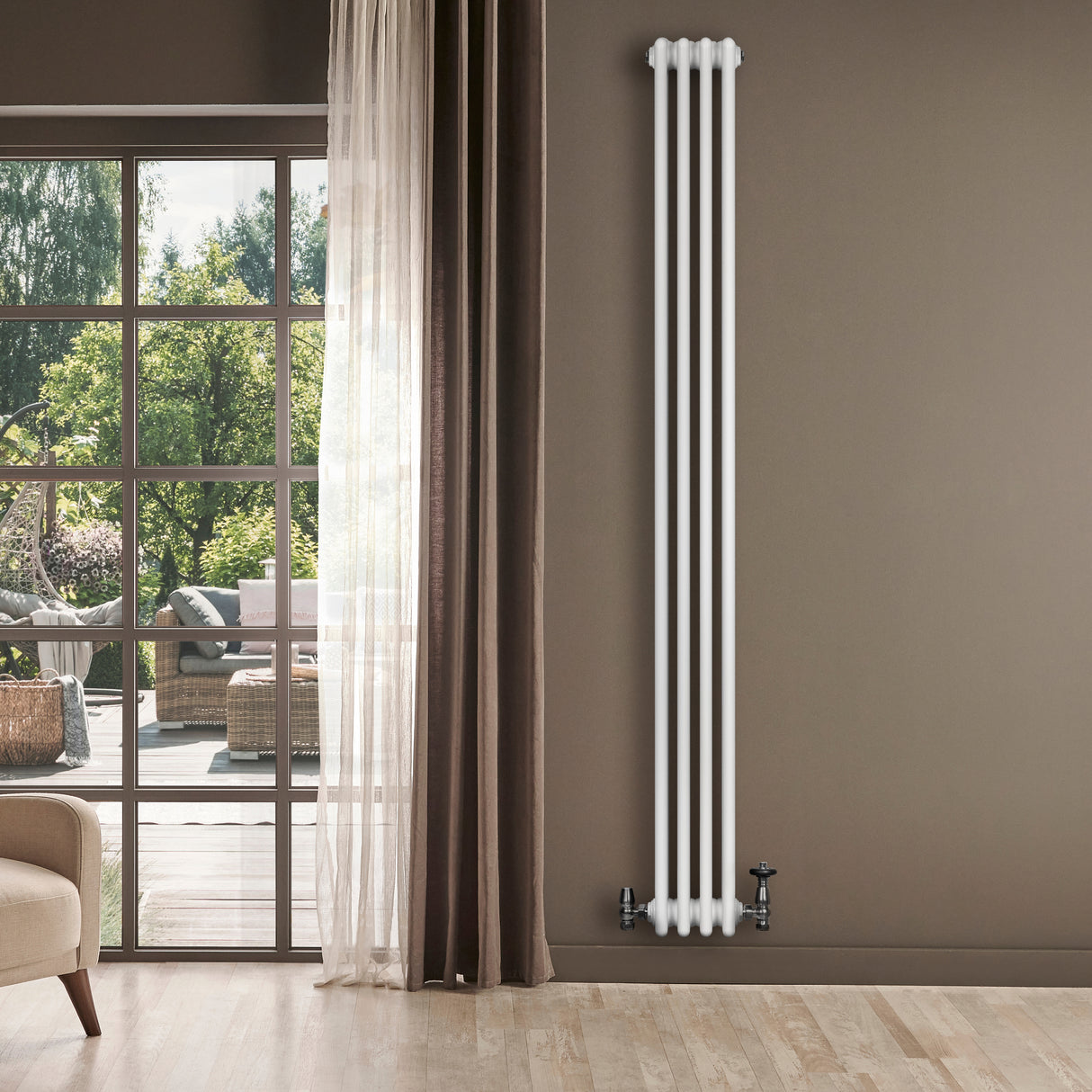 Röhrenheizkörper mit vier Säulen in Weiß, 1800mm x 200mm, elegant an einer Wand platziert, umgeben von natürlichem Licht und einem modernen Raumdesign