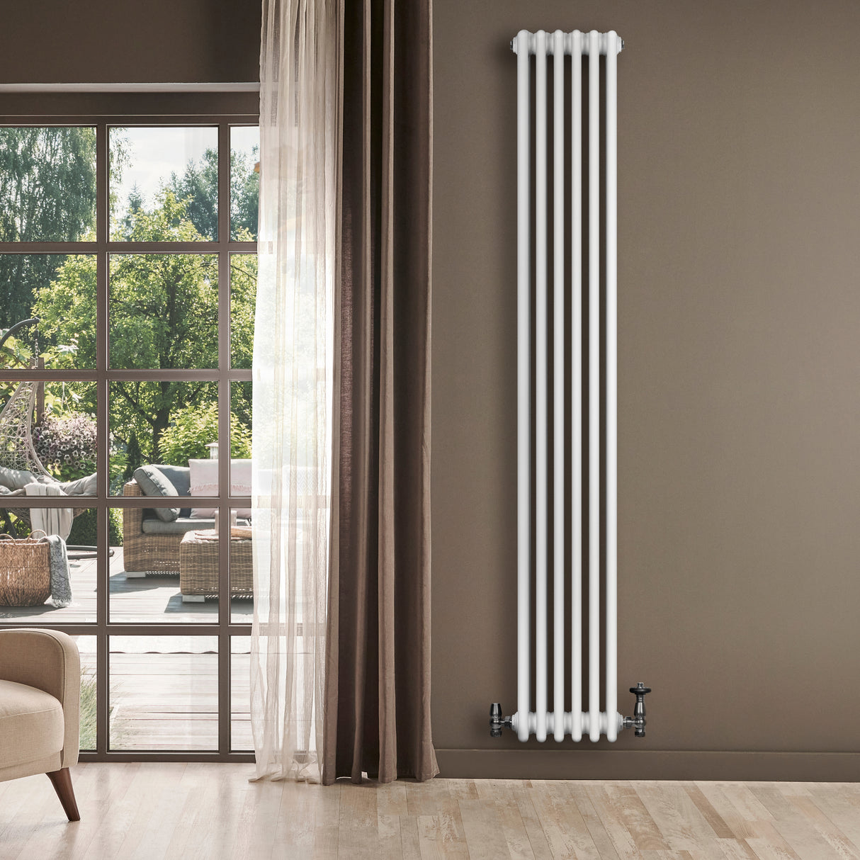 Röhrenheizkörper mit vier Säulen in Weiß, 1800mm x 290mm, elegant an einer Wand montiert, umgeben von natürlichem Licht und einem modernen Wohnraum