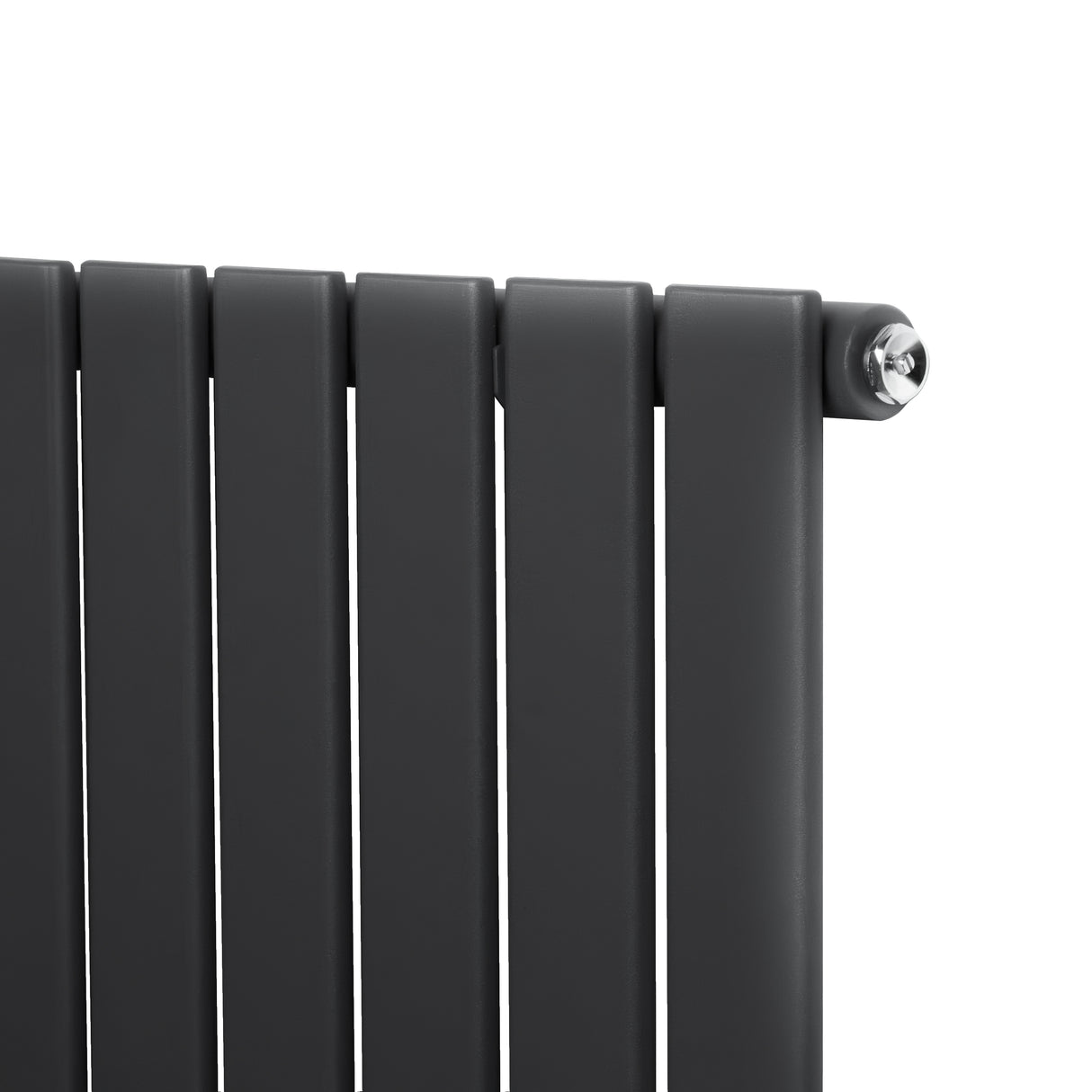 Flachheizkörper in Anthrazitgrau, 600mm x 700mm, mit glatten, vertikalen Lamellen und einem modernen, minimalistischen Design