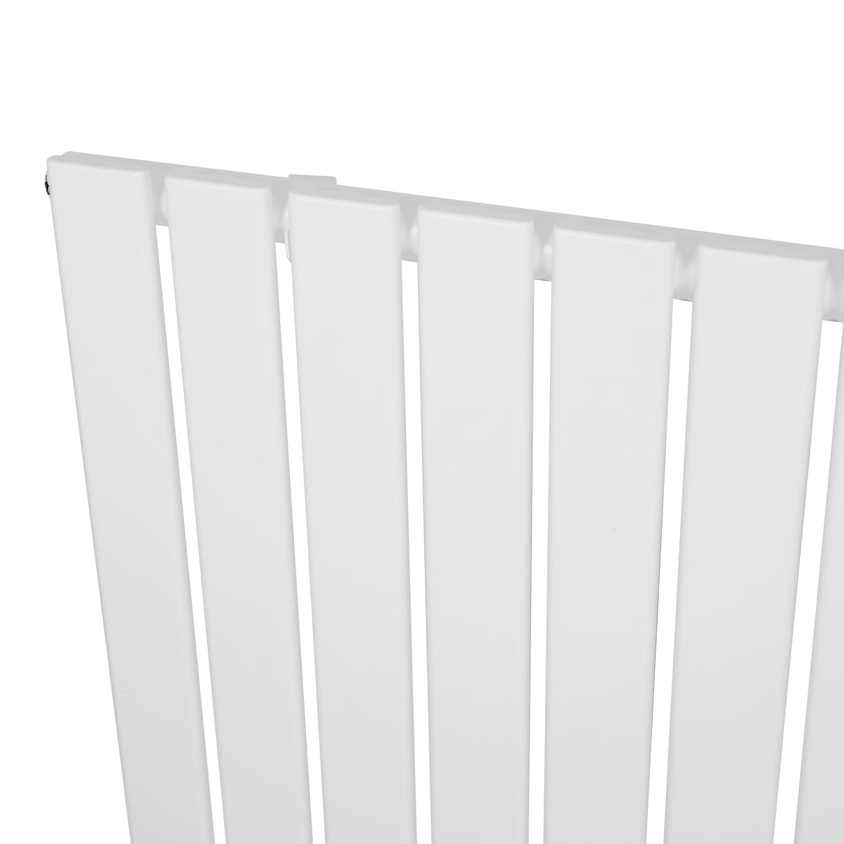 Flachheizkörper in Weiß mit vertikalen Lamellen, 600mm x 700mm, glatte Oberfläche und modernes Design, ideal für stilvolle Heizlösungen