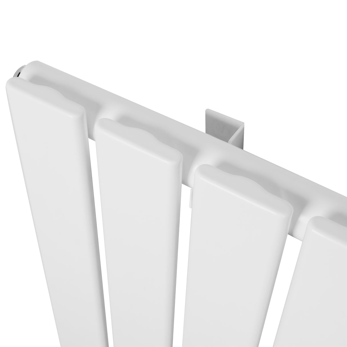 Flachheizkörper in Weiß, 600mm x 700mm, mit glatten, modernen Lamellen und einer eleganten, minimalistischen Form für zeitgemäße Innenräume