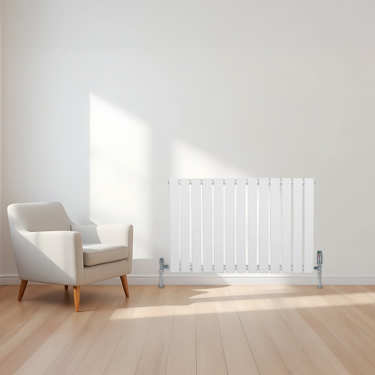 Flachheizkörper in Weiß, 600mm x 910mm, mit schlanken vertikalen Lamellen, elegant neben einem modernen Sessel auf einem hellen Holzboden