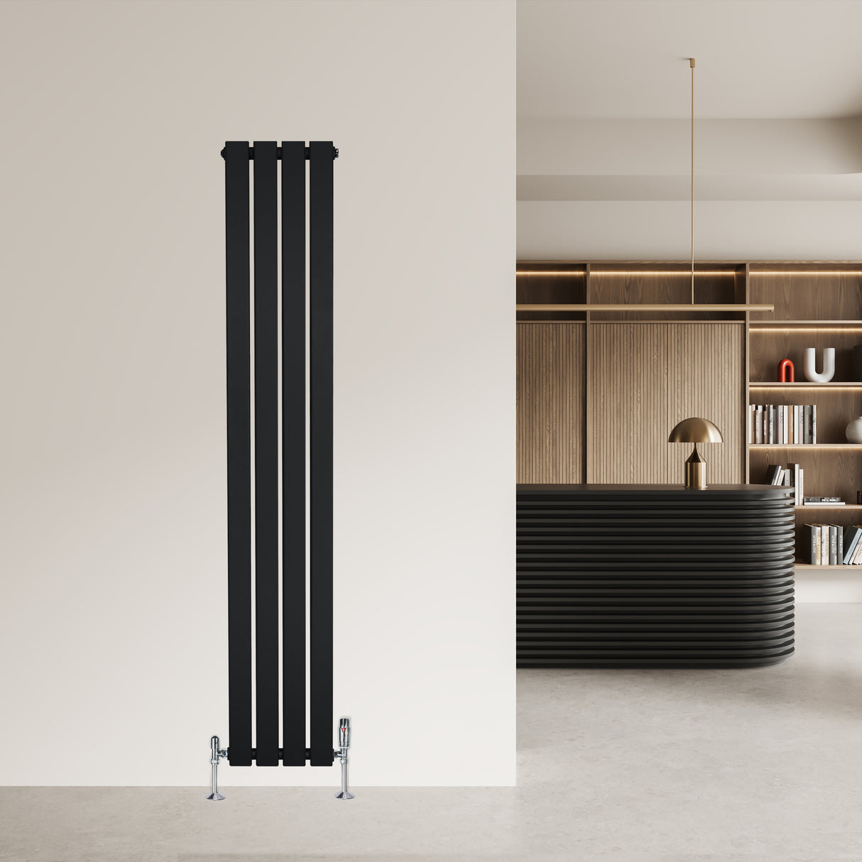 Schwarzer Flachheizkörper mit schlankem, vertikalem Design, 1600mm x 280mm, montiert an einer hellen Wand, ideal für moderne Innenräume