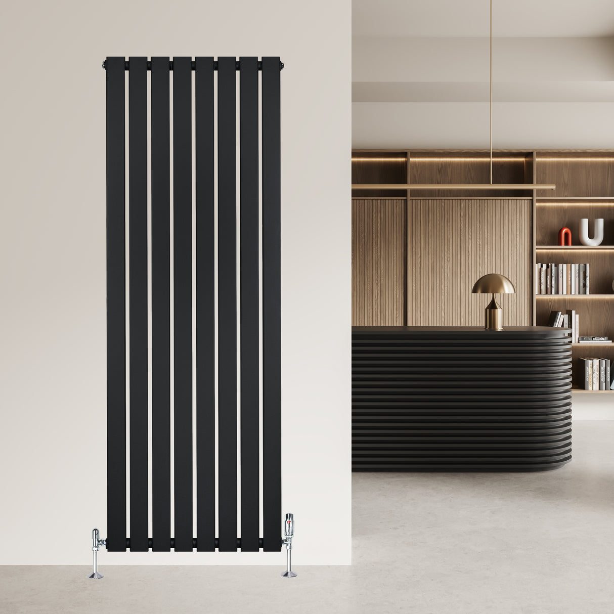 Schwarzer Flachheizkörper mit vertikalen Lamellen, 1600mm x 560mm, elegant an einer hellen Wand montiert, modern und minimalistisch gestaltet