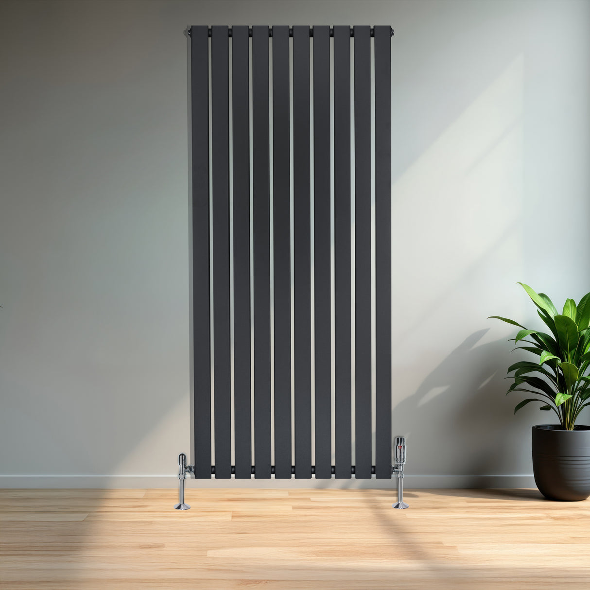 Flachheizkörper in Anthrazitgrau, 1600mm x 700mm, mit vertikalen Lamellen und glänzenden Füßen, ideal für moderne Innenräume und effiziente Wärmeverteilung