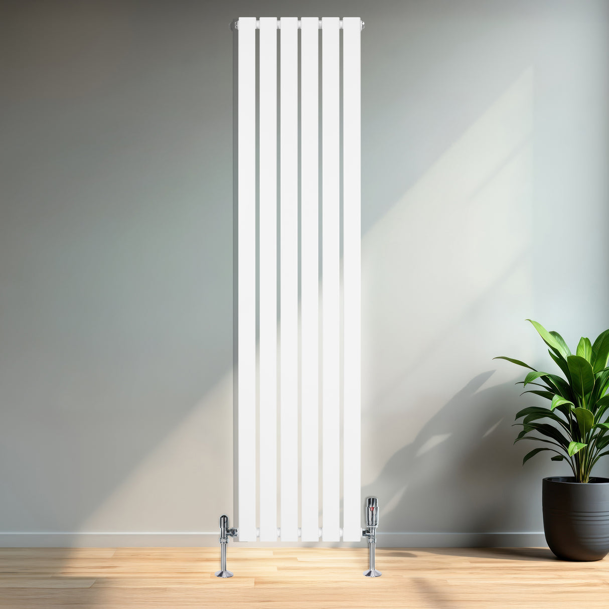 Flachheizkörper in Weiß, 1800mm x 420mm, mit schlanken vertikalen Lamellen, ideal für moderne Innenräume, vor einem hellen Raum mit Pflanzen