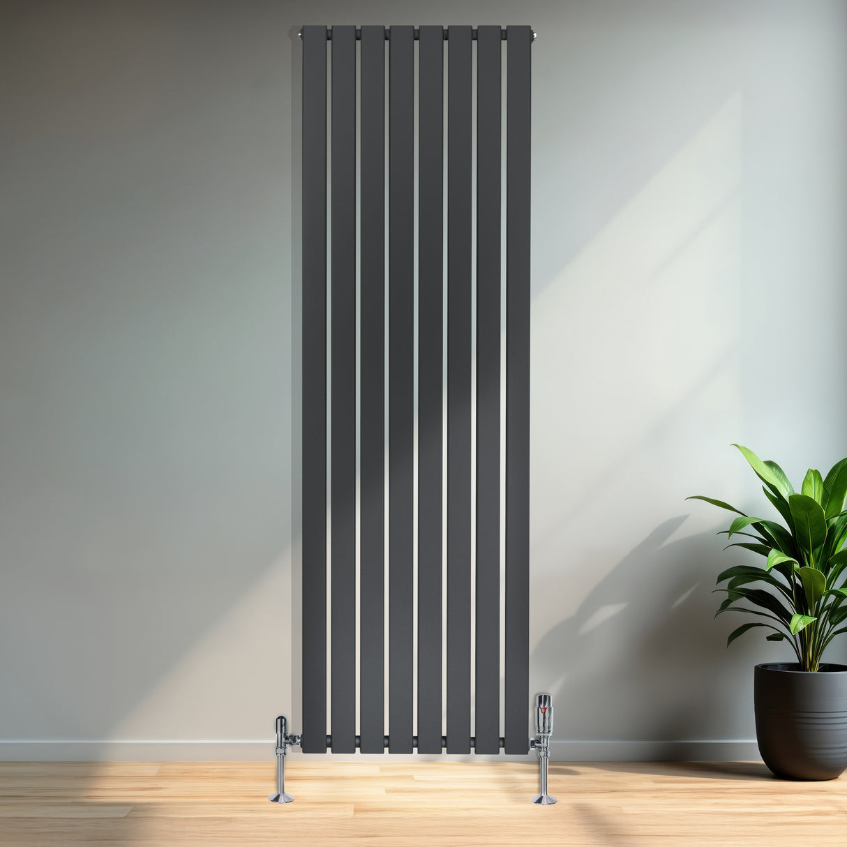 Flachheizkörper in Anthrazitgrau, 1800mm x 560mm, mit schlanken vertikalen Lamellen und glänzenden Füßen, ideal für moderne Innenräume