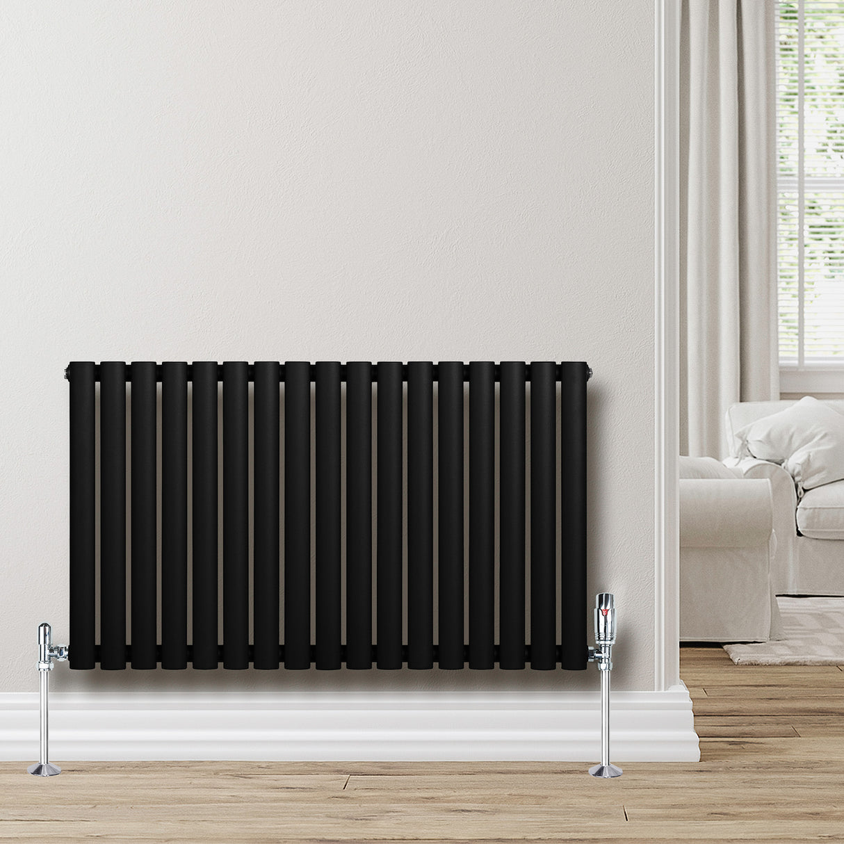 Schwarzer Gliederheizkörper mit 600mm x 1020mm, vertikale Lamellen, glänzende Oberflächen, montiert an einer hellen Wand, umgeben von einem modernen Raum
