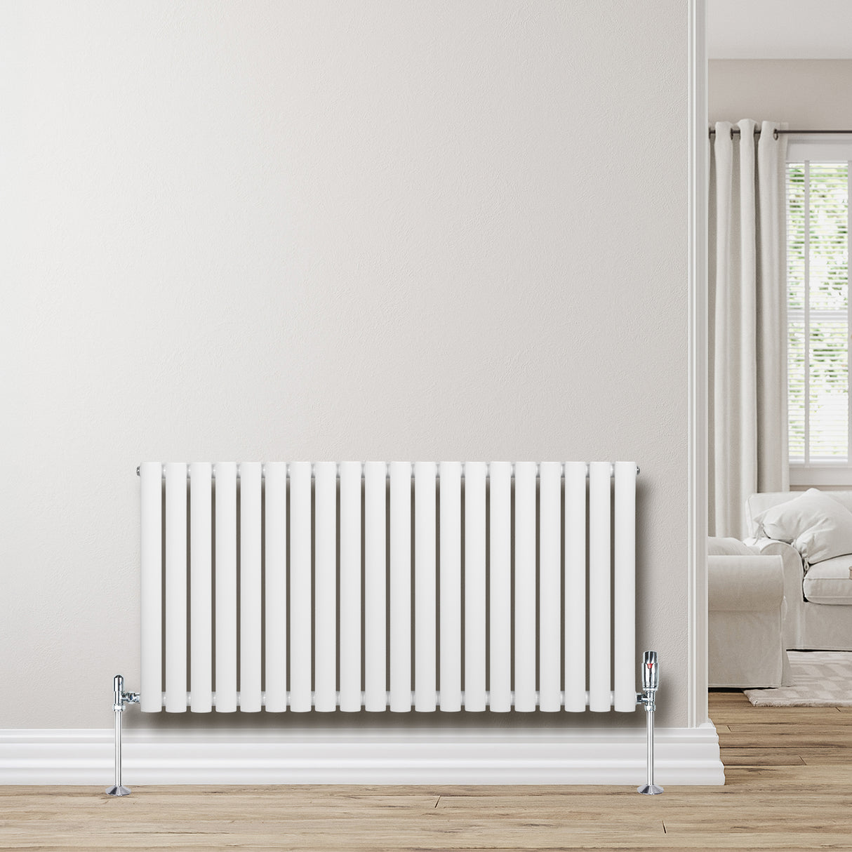 Gliederheizkörper in Weiß, 600mm x 1200mm, mit geraden Lamellen und verchromten Ventilen, vor einem hellen Wandhintergrund und Holzfußboden