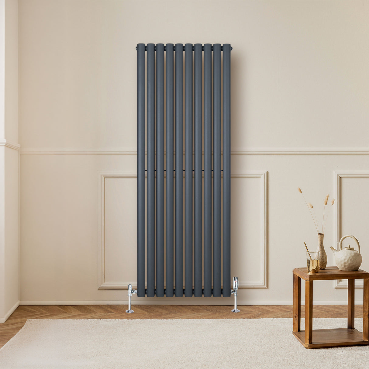 Gliederheizkörper in Anthrazitgrau, 1600mm x 600mm, mit vertikalen Röhren und eleganten Füßen, ideal für moderne Wohnräume