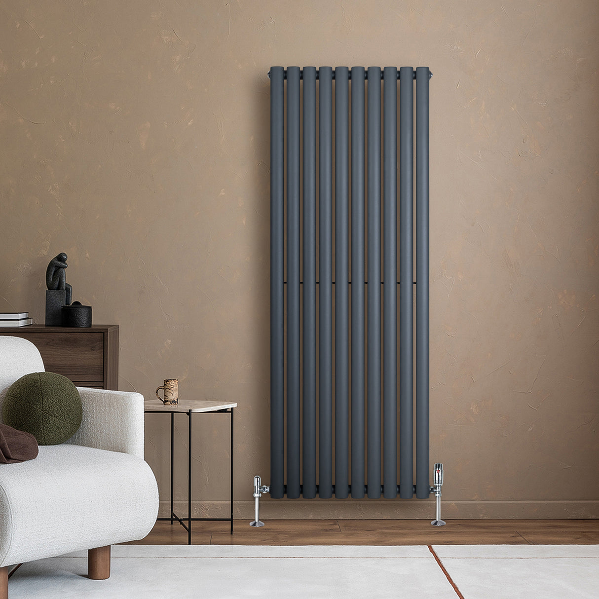 Anthrazitgrauer Gliederheizkörper mit schlankem Design, 1600mm x 600mm, montiert an einer warmen, neutralen Wand, ergänzt durch moderne Möbel