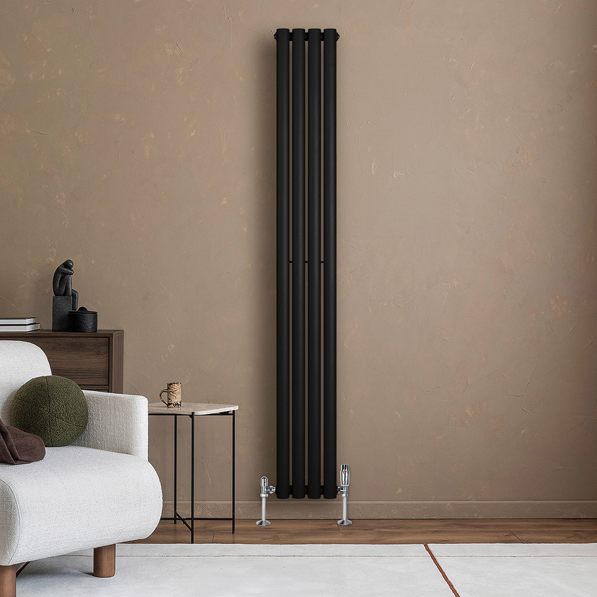 Schwarzer Gliederheizkörper mit schlankem Design, 1800mm x 240mm, an einer warmen, neutralen Wand, neben einem modernen Sofa und einem Beistelltisch