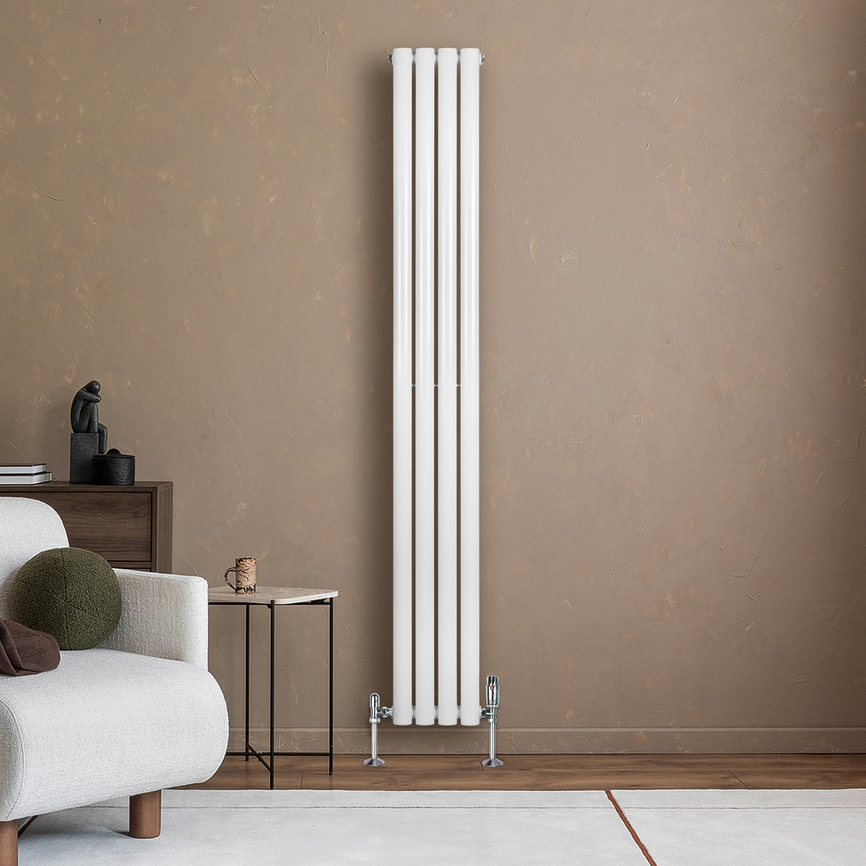 Hochformatierter, weißer Gliederheizkörper mit vier vertikalen Röhren, elegant an einer neutralen Wand platziert, umgeben von modernem Wohnambiente