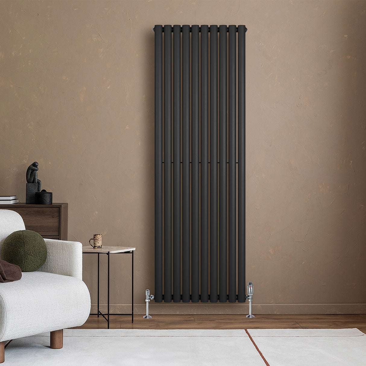 Schwarzer Gliederheizkörper mit vertikalen Lamellen, 1800mm x 600mm, elegant an einer modernen Wand in einem stilvollen Wohnraum montiert