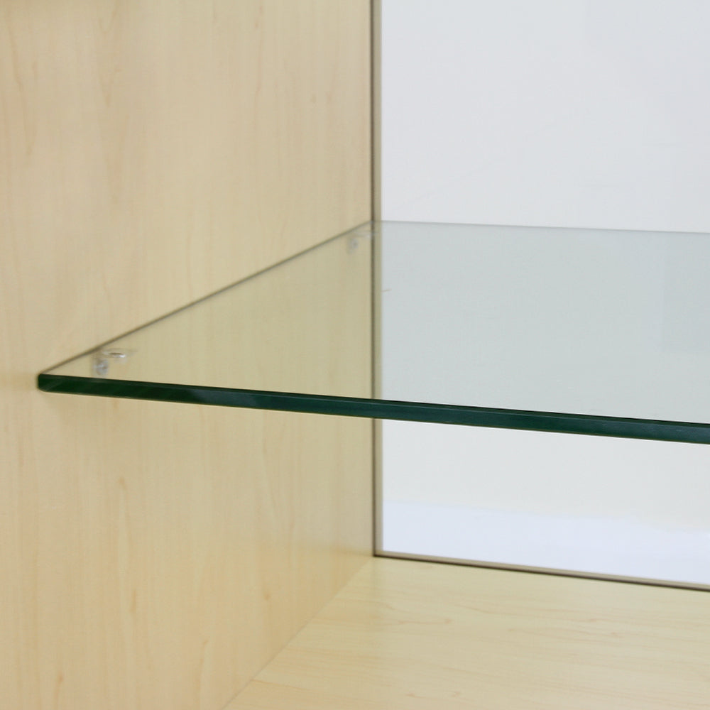 Transparente Glasablage mit schlanken Kanten, montiert in einem hellen Holzregal, ideal für die Präsentation von Produkten oder Sammlerstücken