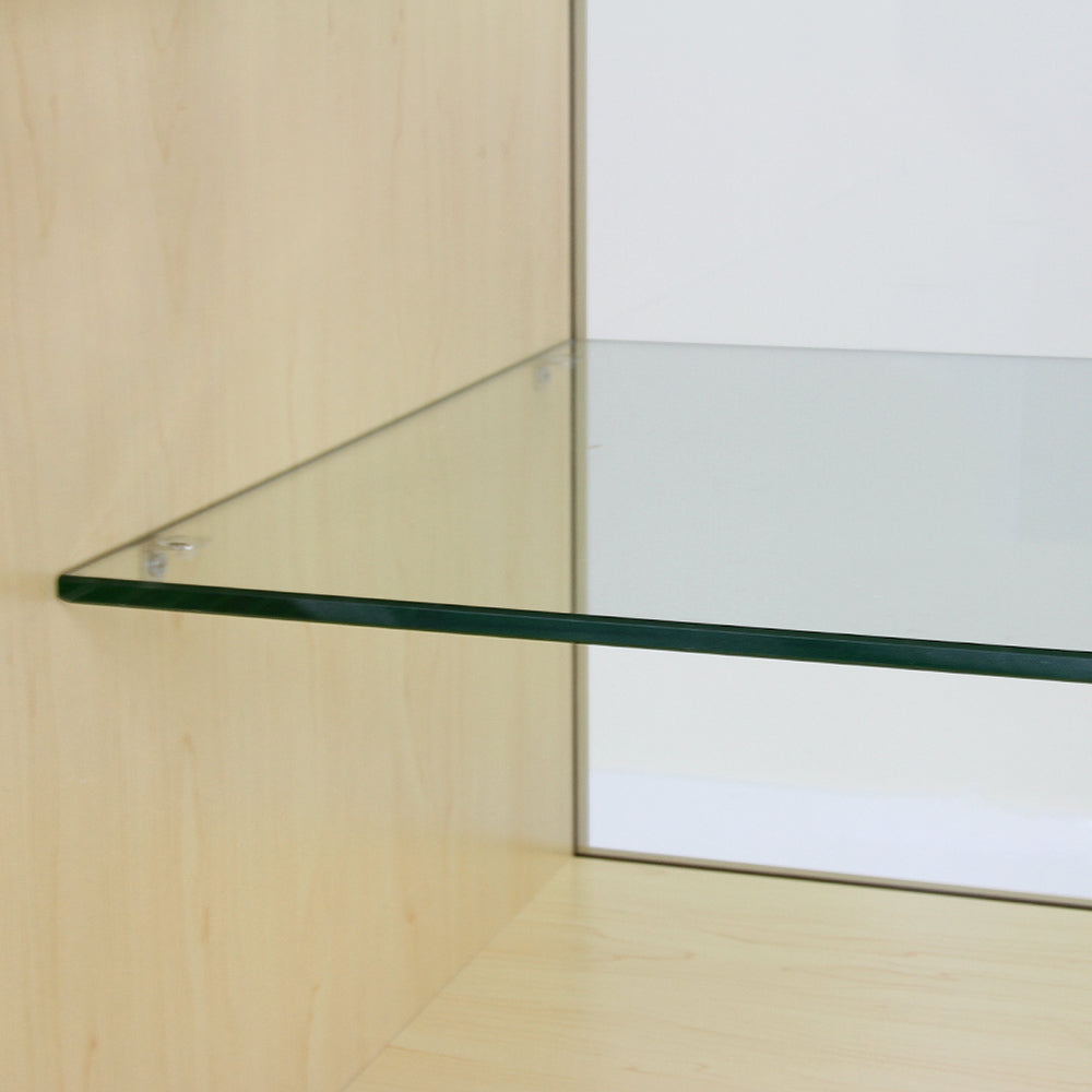 Glasablage in einem hellen Ahorn-Tresen, elegant und modern, mit klaren Linien und glatter Oberfläche, ideal für Empfangsbereiche und Verkaufsräume