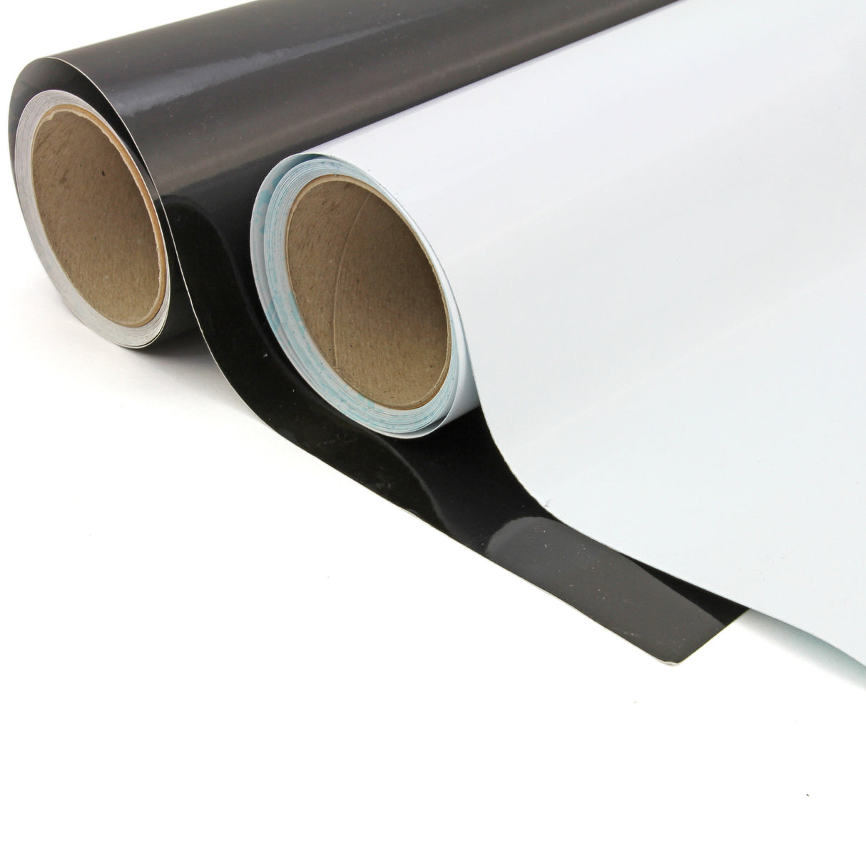 Sechs blaue Metall-Lagerschränke mit flachen Türen, robustes Material, ideal für Lagerung und Organisation in Werkstätten oder Büros