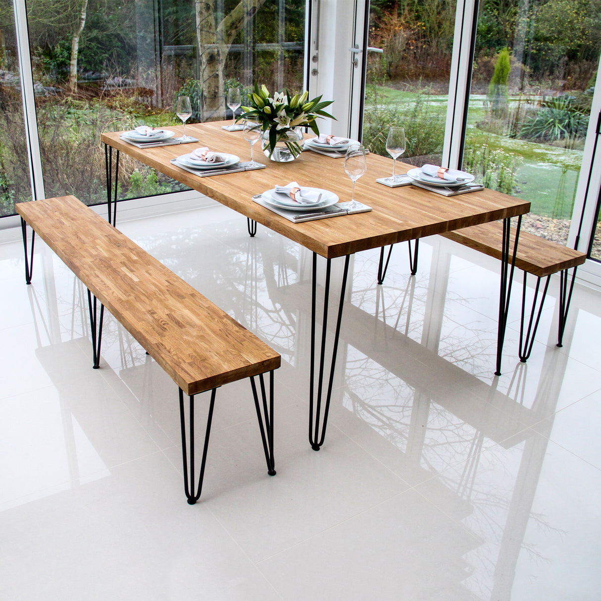 Schwarze 71 cm hohe Hairpin Tischbeine mit 3 Streben, elegant und stabil, kombiniert mit einem modernen Holztisch und Bänken in einem hellen Raum