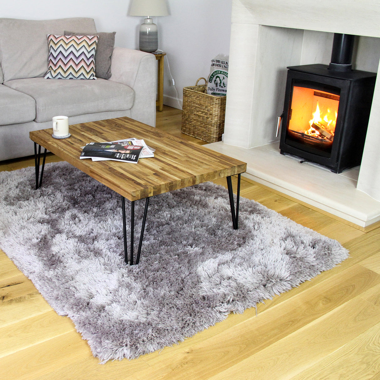 Schwarze 71 cm hohe Hairpin Tischbeine mit 3 Streben, ideal für moderne Möbel, kombiniert mit einem rustikalen Holztisch und einem gemütlichen Wohnambiente