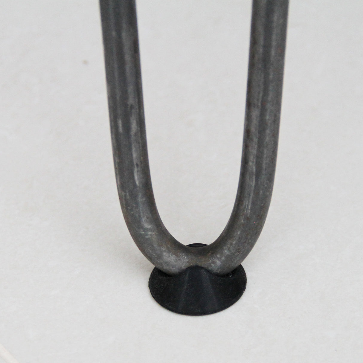 Rohstahl Hairpin Tischbein mit 3 Streben, 40,5 cm hoch, 12 mm dick, zeigt eine robuste, geschwungene Form und eine schwarze Gummifüße für Stabilität