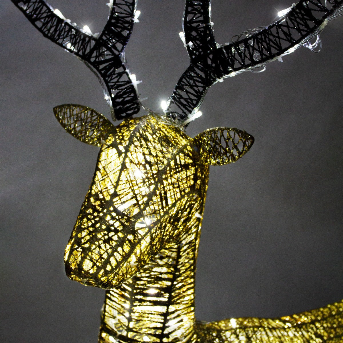 Beleuchtetes Rentier aus goldenem Draht mit schwarzen Geweihen, 61 cm hoch, ideal für festliche Dekoration und stimmungsvolle Beleuchtung