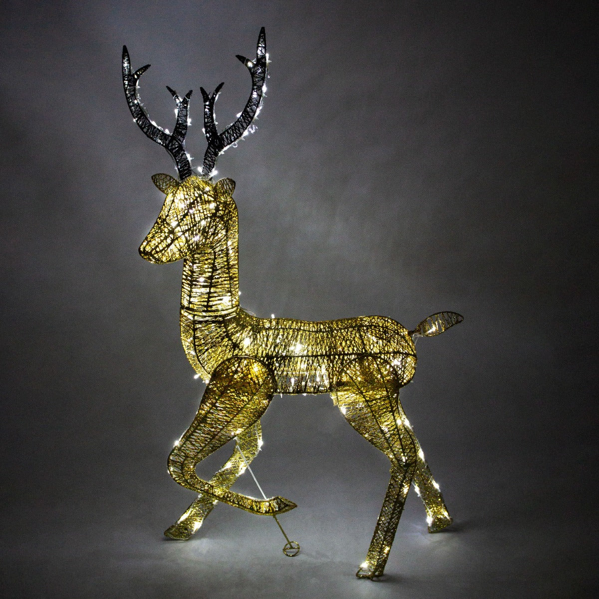 Beleuchtetes Rentier aus goldfarbenem Draht mit funkelnden LED-Lichtern, elegant geformt, 61 cm hoch, ideal für festliche Dekorationen