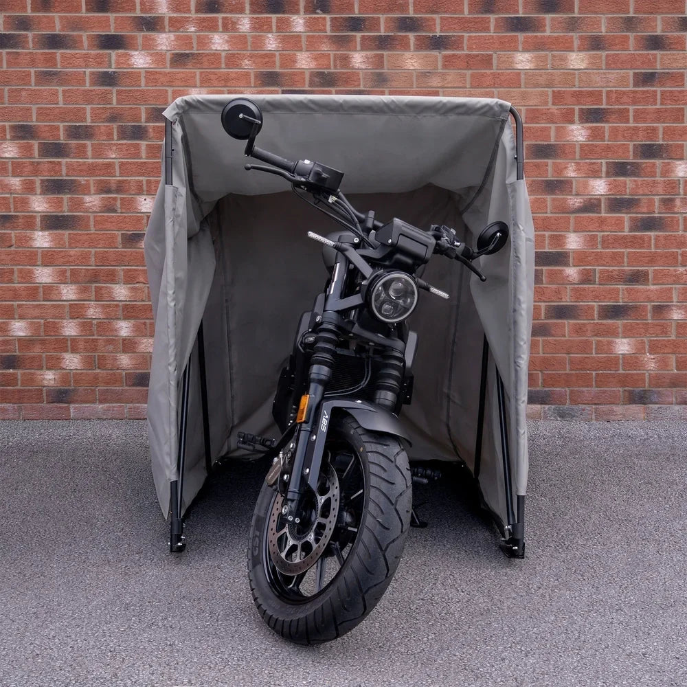 Ein graues Motorradzelt schützt ein schwarzes Motorrad vor Witterungseinflüssen, mit stabilen Stangen und einem robusten Stoff
