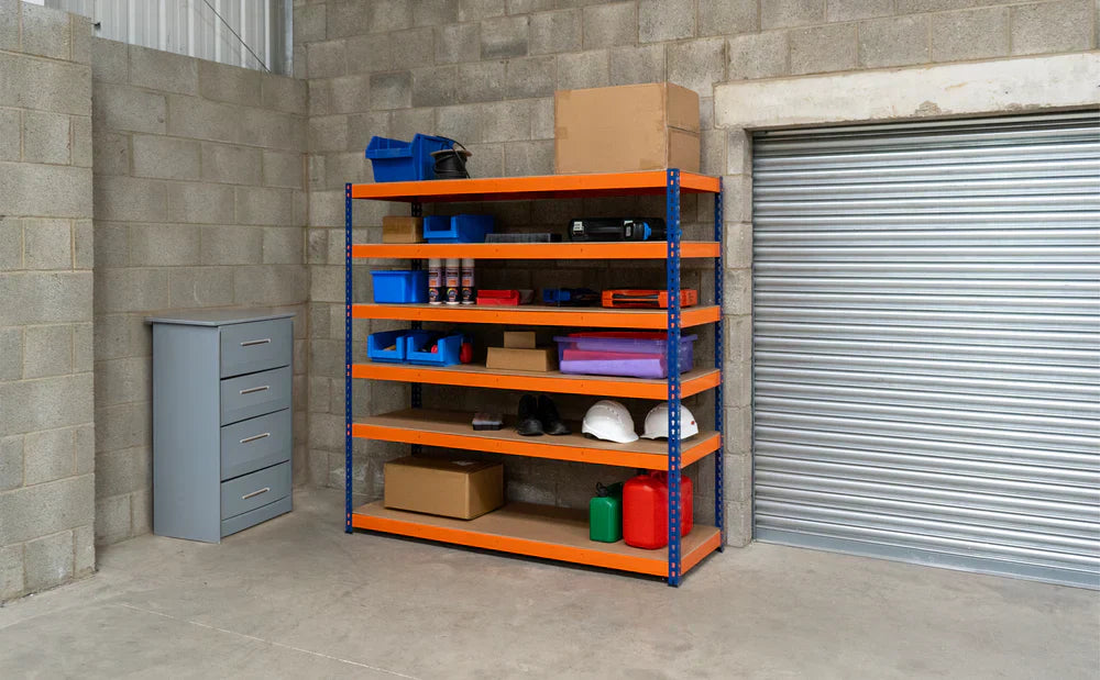 Bunt lackiertes Regalsystem in einer Garage mit verschiedenen Aufbewahrungsboxen, Werkzeugen und Sicherheitshelmen auf stabilen Holzregalen