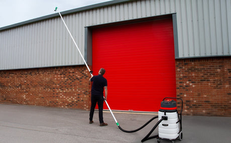 Die moderne Dachrinnenreinigung mit industriellen Nass- & Trockenstaubsaugern