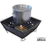 Kleiner tragbarer Grill in Schwarz mit einem silbernen Topf auf dem Rost, der über einer offenen Flamme steht, ideal für Outdoor-Kochen und Camping