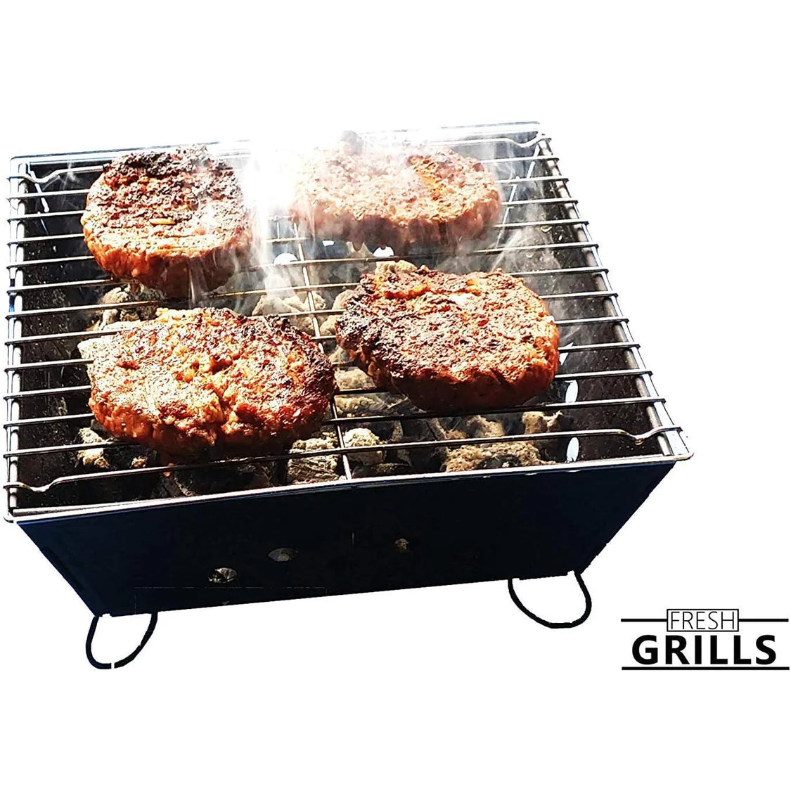 Kleiner tragbarer Grill mit vier saftigen Burger-Patties, rauchig und knusprig, auf einem stabilen Metallrost, ideal für Grillabende im Freien