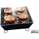 Kleiner tragbarer Grill mit vier saftigen Burger-Patties, rauchig und knusprig, auf einem stabilen Metallrost, ideal für Grillabende im Freien