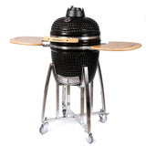 Schwarzer Kamado Holzkohlegrill mit 18 Zoll Durchmesser, glänzender Oberfläche, Holzablagen und stabilen Edelstahlbeinen auf Rollen