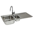 Kukoo Edelstahlspüle mit zwei Becken, glänzender Oberfläche und einer modernen Regenbogenarmatur aus Metall, ideal für stilvolle Küchen