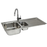 Kukoo Edelstahlspüle mit zwei Becken, glänzender Oberfläche und einer modernen Regenbogenarmatur aus Metall, ideal für stilvolle Küchen