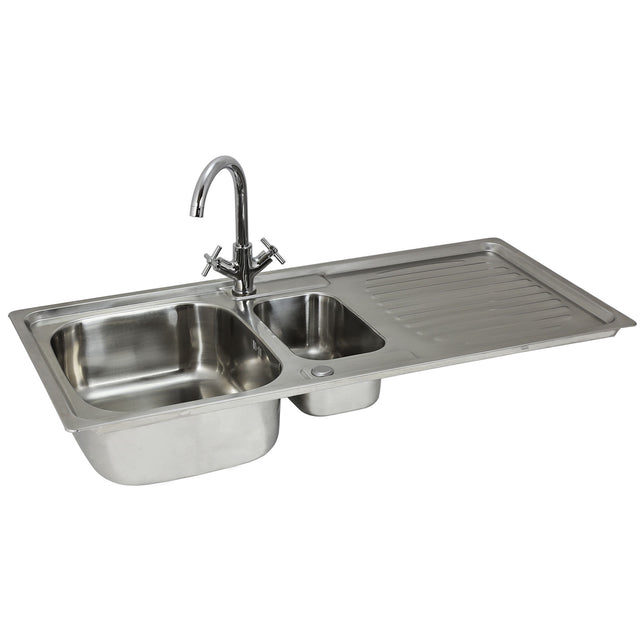 Hochwertige Edelstahl-Küchenspüle mit zwei Becken, glänzender Oberfläche, integrierter Abtropffläche und eleganter Victoria-Armatur in modernem Design